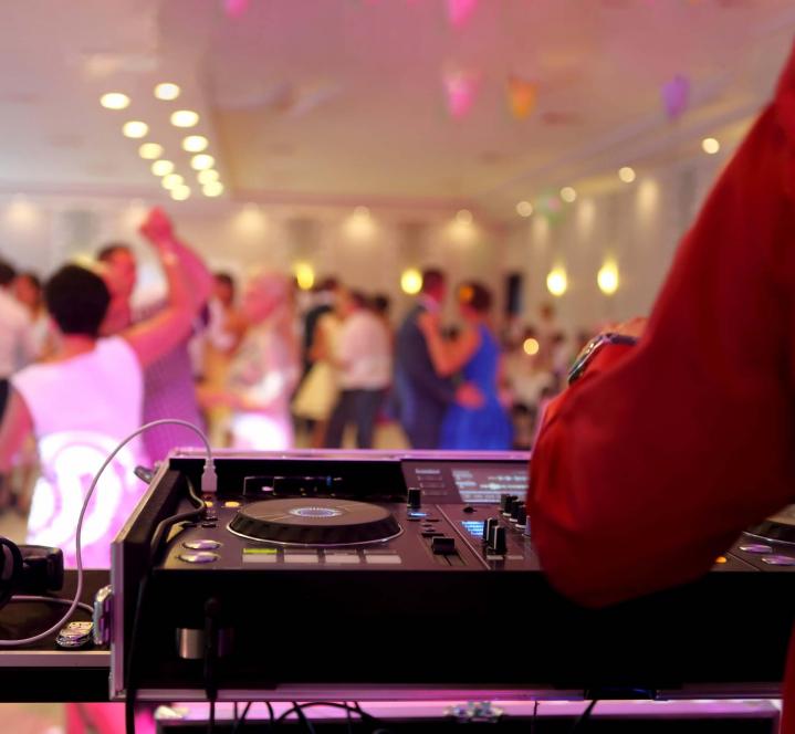 Je fais de votre mariage un événement musical dynamique et personnalisé.