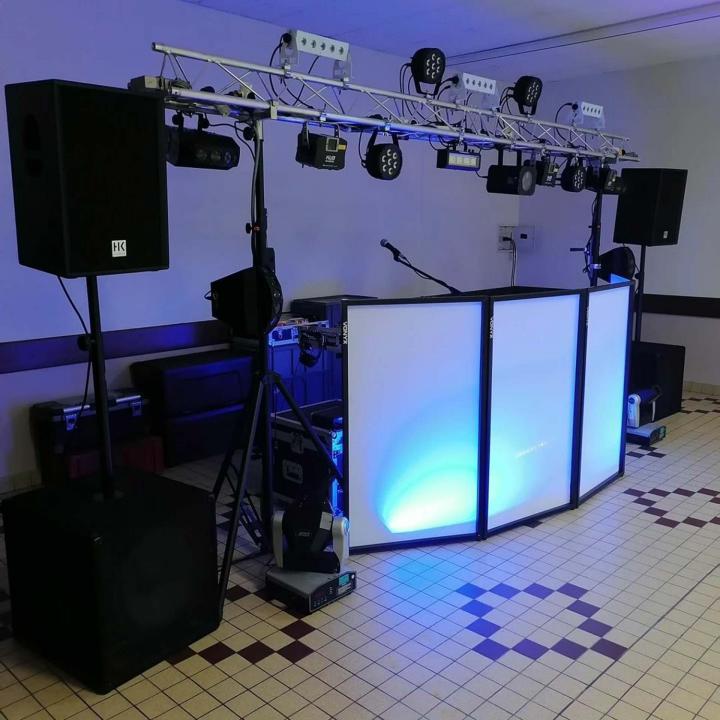 Je fournis une prestation complète pour animer votre soirée privée.